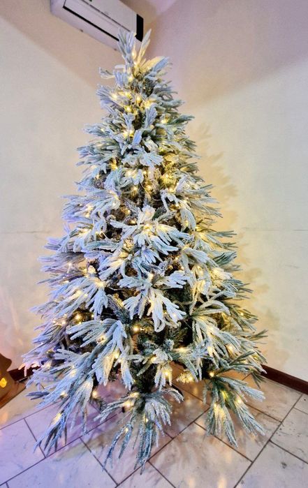 Северная Ёлка с встроенной герляндой
С встСеверная ёлка 
С