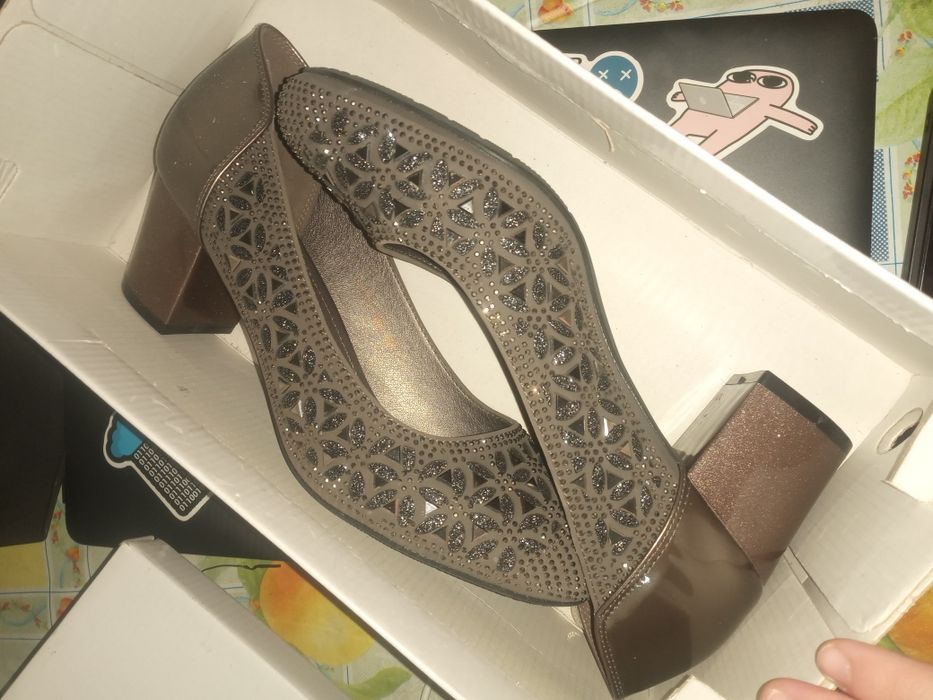 Туфли сотилади..