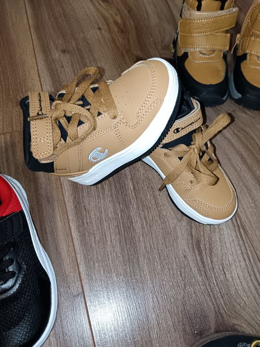 Vând adidași originali