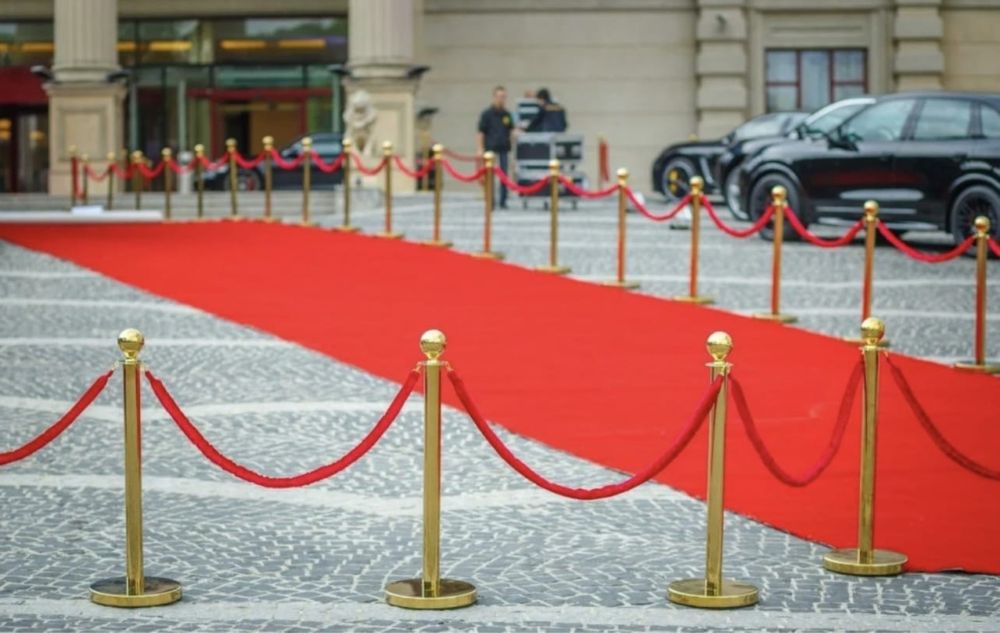 Стойки ограждения ленточные, арканные, флагштоки