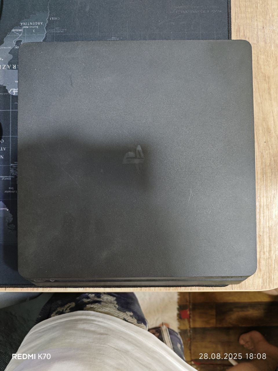 Продам Playstation 4. Все провода есть, работает хорошо!