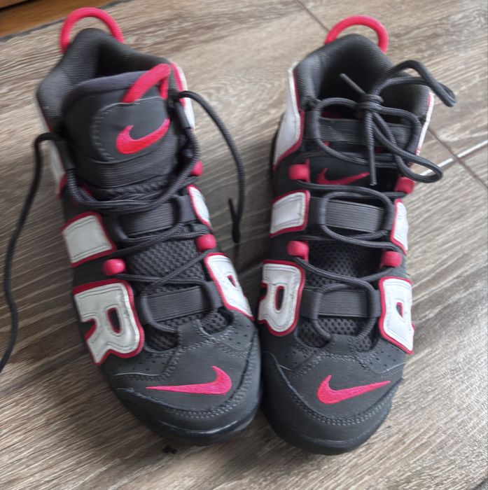 Adidași  Nike Air More Uptempo, culoare negru-alb-roșu.