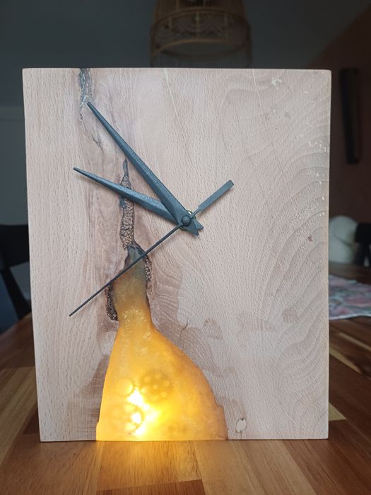 Ceas de masa din lemn si rasina
