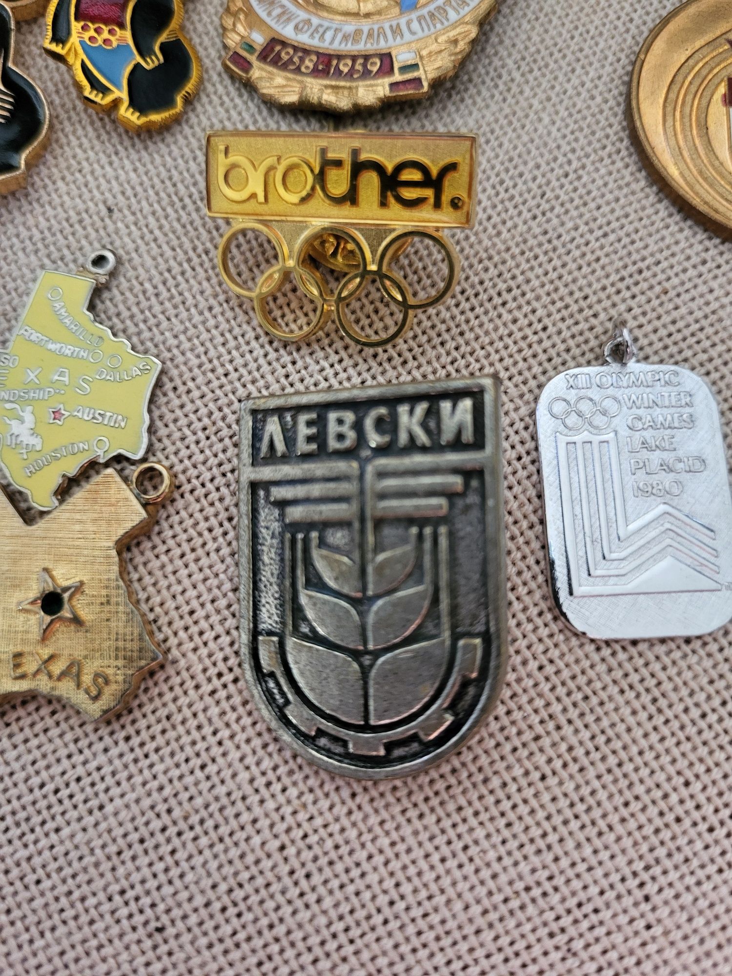 Значки и ордени от миналия век -100 лв. За всички