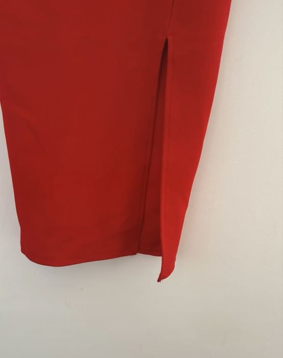 Rochie rosie cu bretele, impecabila