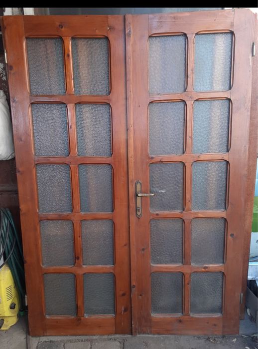 1 set Usi stejar+1 set usi brad intrare si balcol