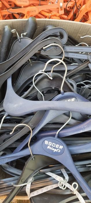 Продавам закачалки за дрехи