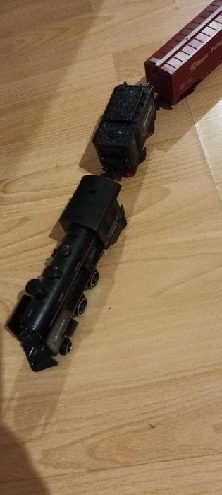 Locomotiva cu abur si 2 vagoane cu sunet si circuit sina