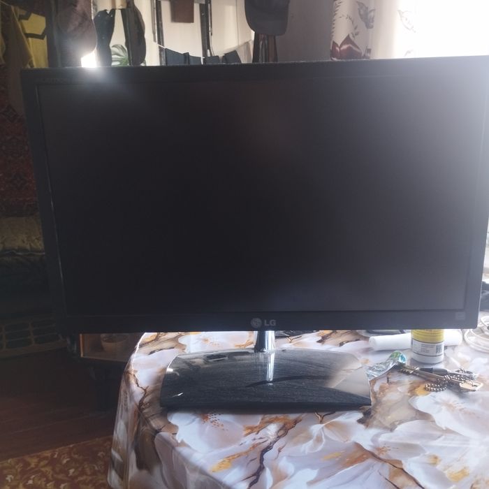 Монитор LG в хорошем состоянии