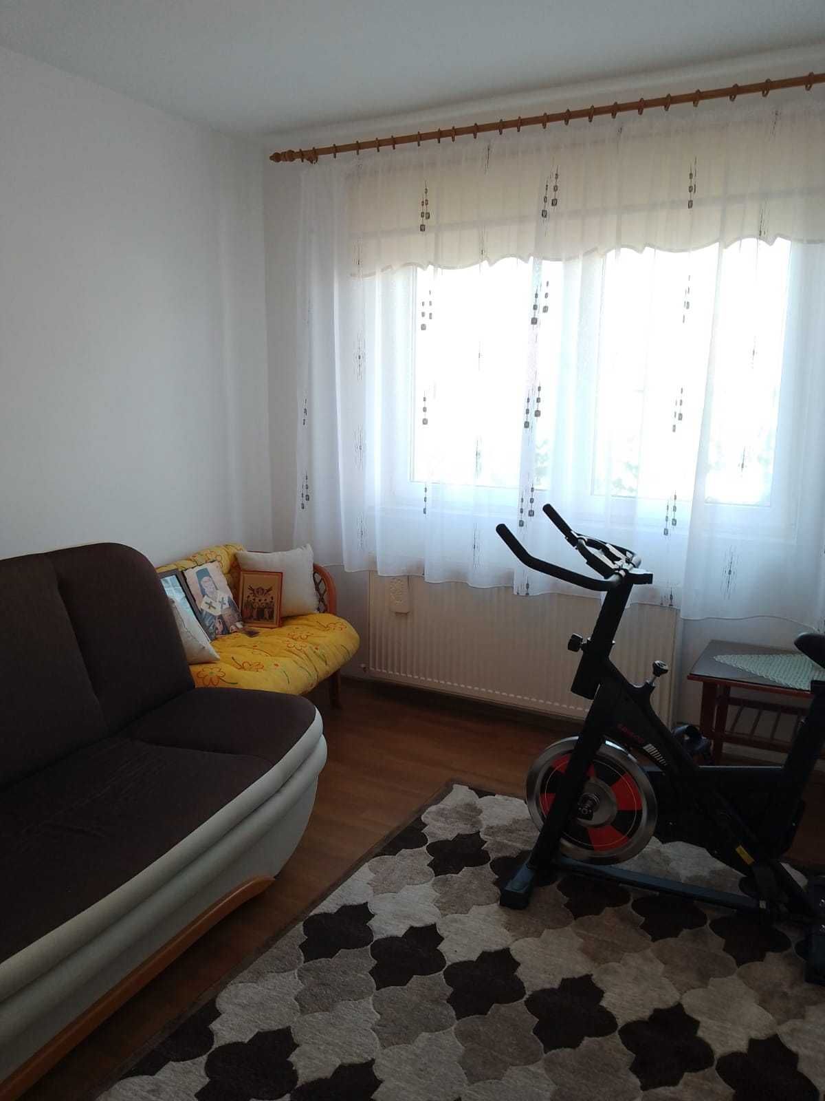 Casă de vânzare cu etaj în zona Lazaret (două corpuri de clădiri)