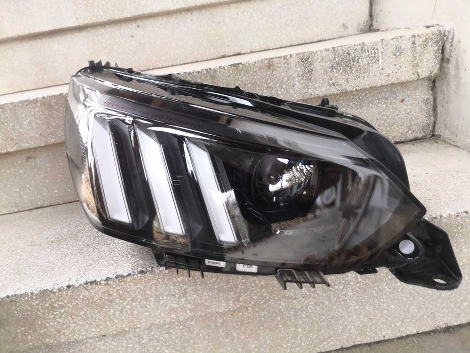 Фар Peugeot 208 FULL LED десен/Фар Пежо 208 LED/Фар пежо 208 Оригинале