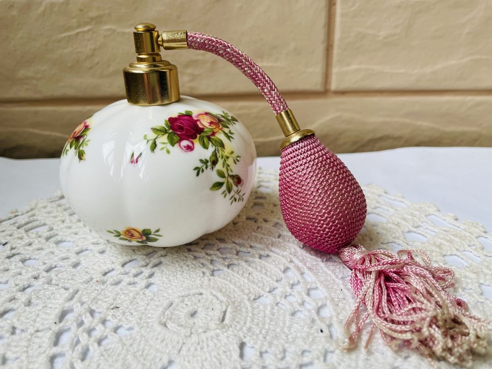 ROYAL ALBERT красиво порц.шише за парфюм от Англия