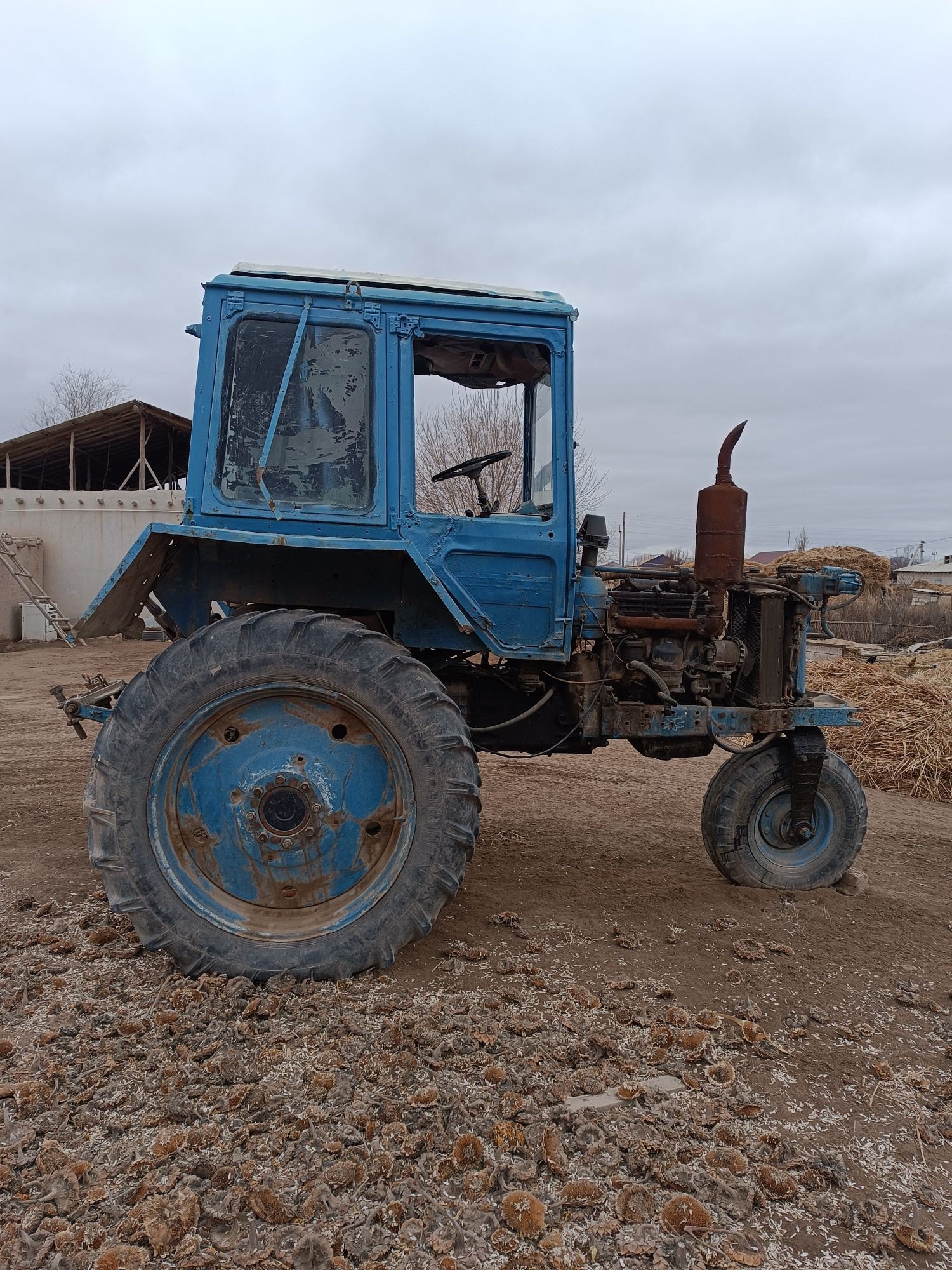 Traktor bar satiladi