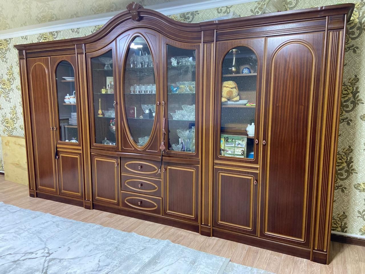 Продается стенка с комодом .