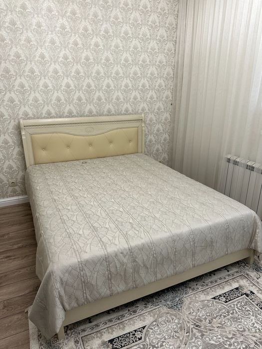 Продается двуспальная кровать с матрасом