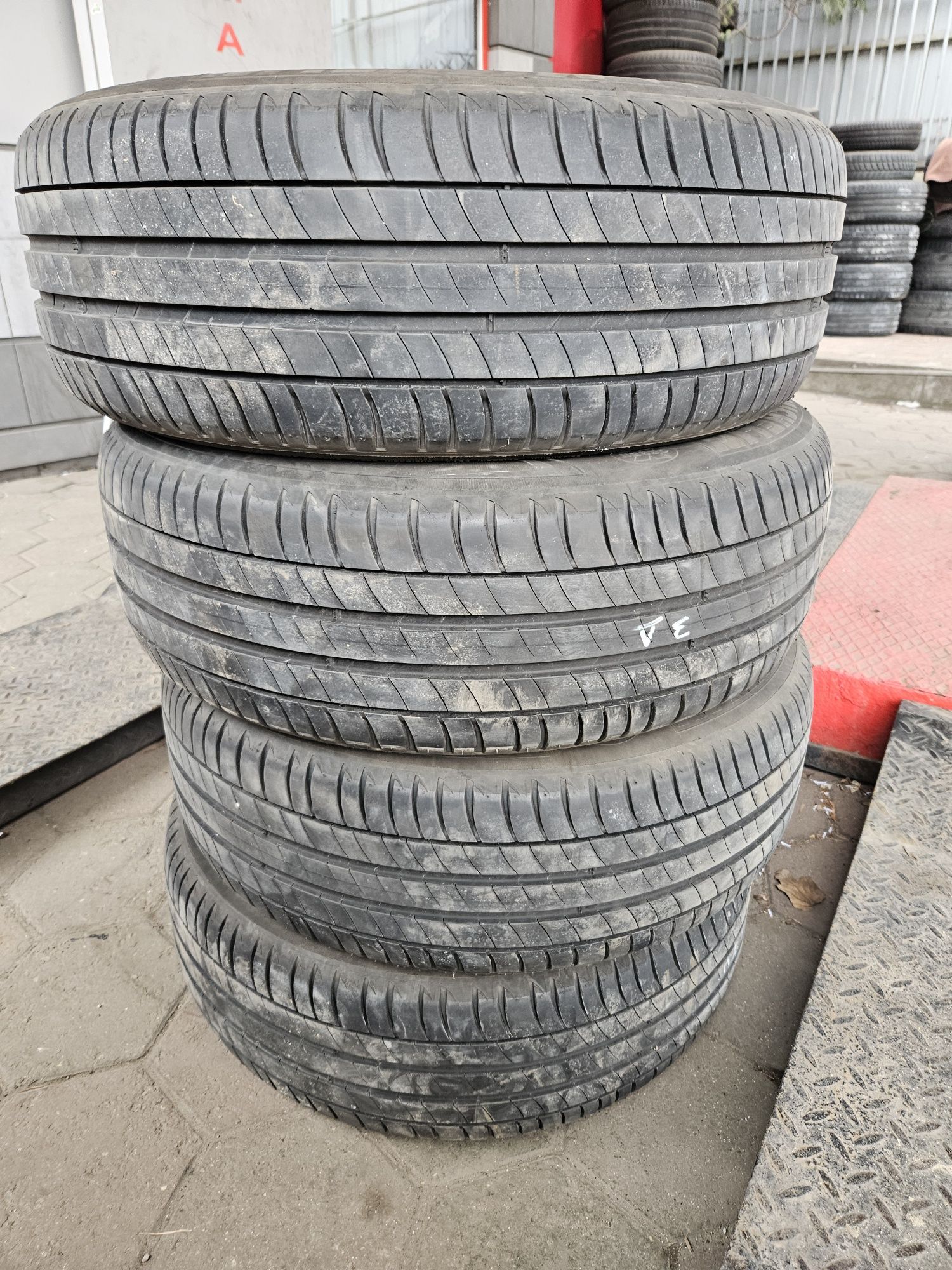 Продавам 4 броя летни гуми 215/60/17 мишелин