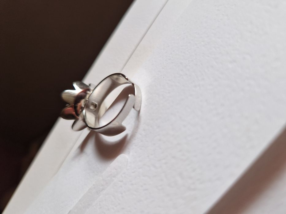 Inel argintiu cu piatră roșie