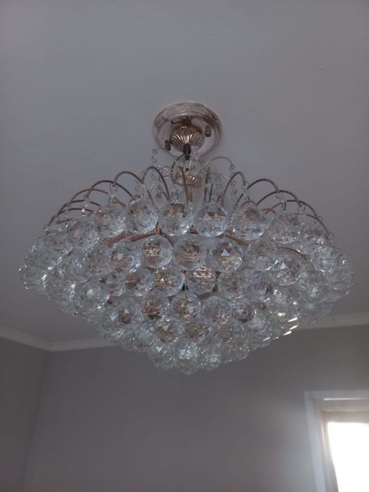 2 одинаковых люстр.