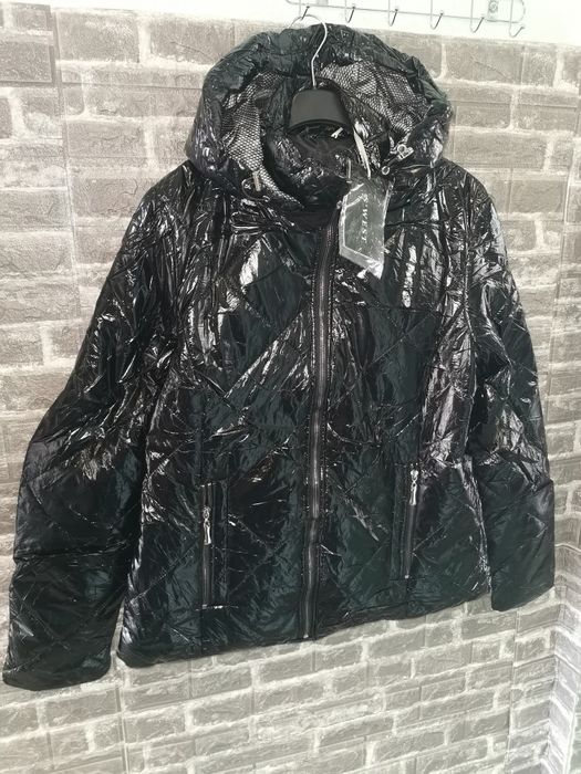 Ново лачено яке с качулка