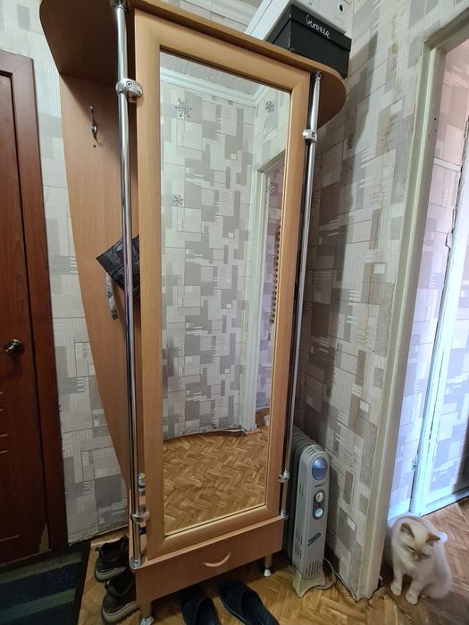 Прихожая с зеркалом в полный рост