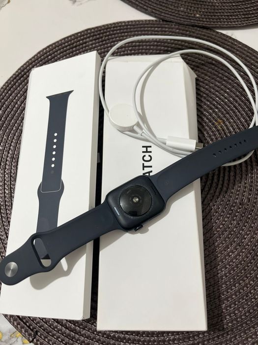 Продам часы Apple watch SE 2
