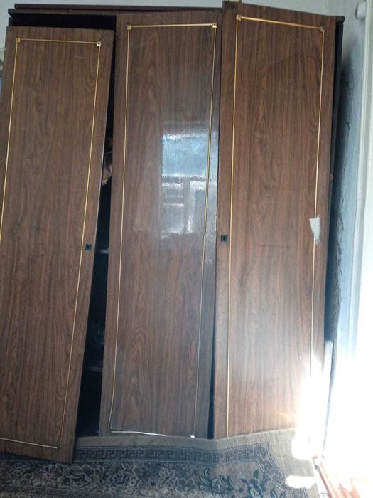 бесплатно шифоньер, тумбочку, 2 кресла,