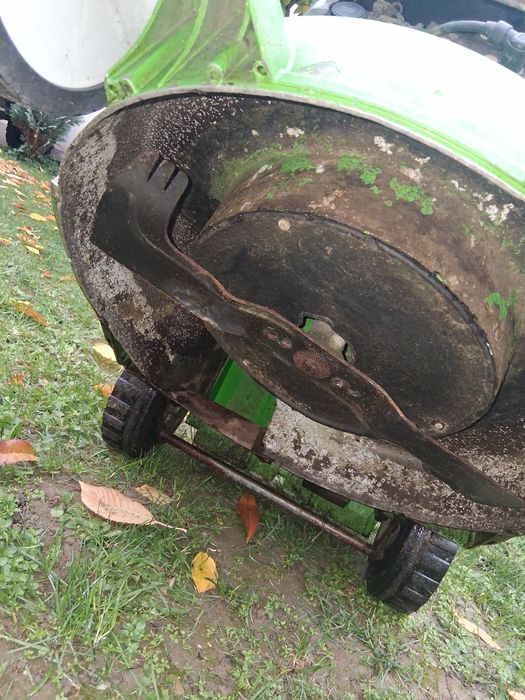 Vând mașină tuns gazon Viking pe benzină.