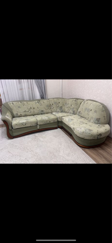 Продается угловой диван с креслом