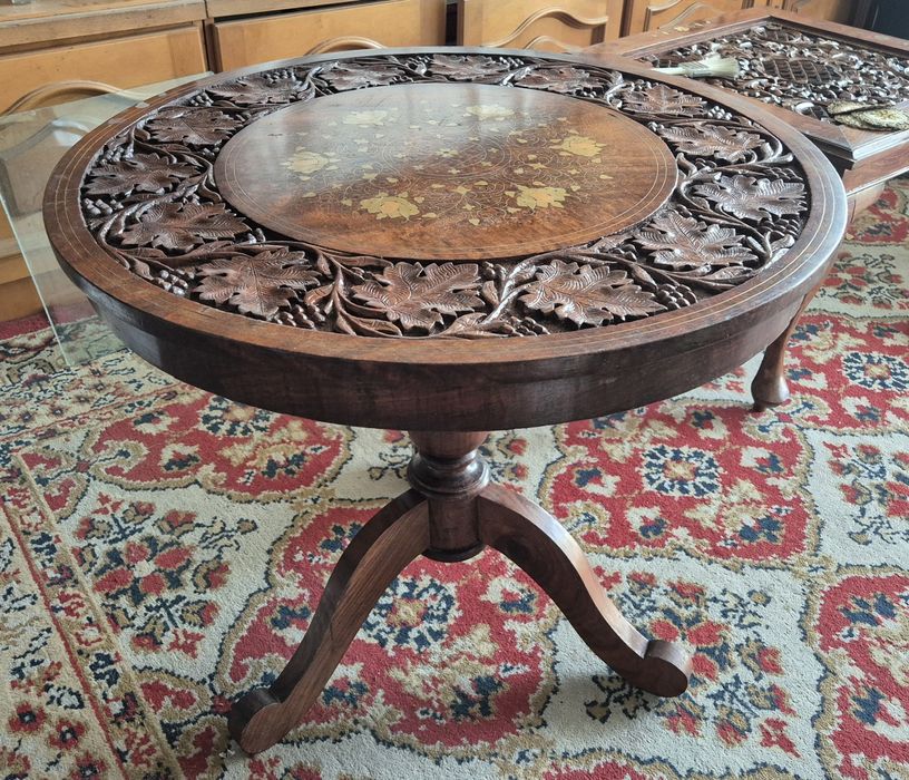 Masa rotunda sculptata