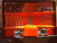 Un (1)Set tacamuri inox 24 piese