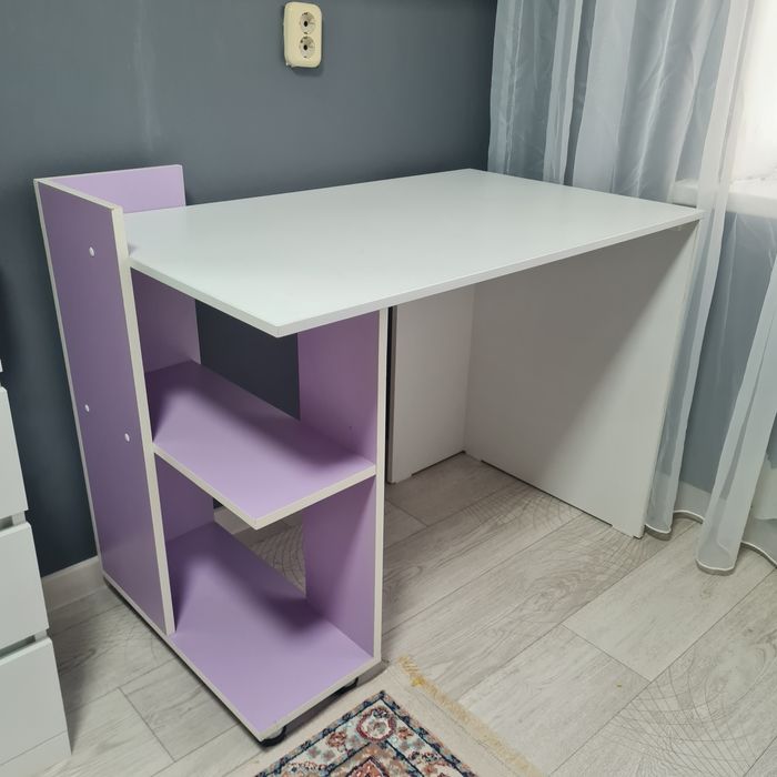 Стол письменный.