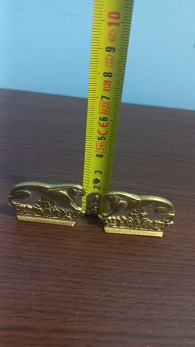 Малки стари бронзови зайчета