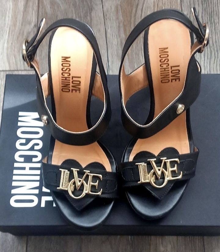 Уникални обувки Love Moschino