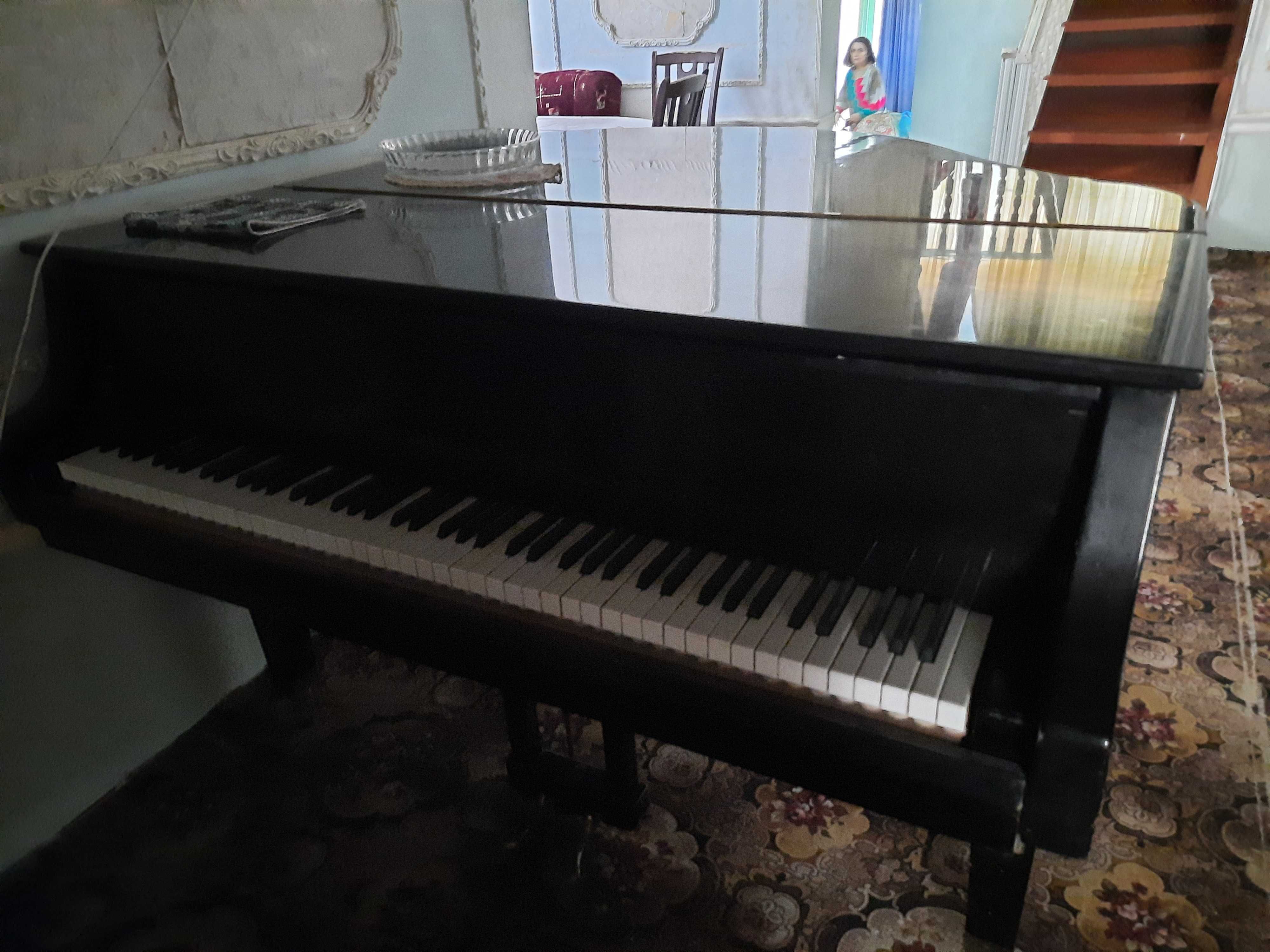 Pianino va Royal Sotiladi!