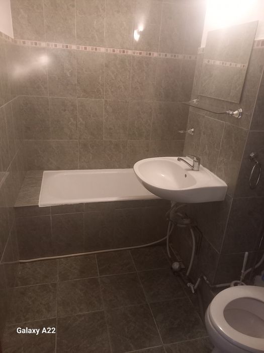 Inchiriez apartament 2 camere decomandat.