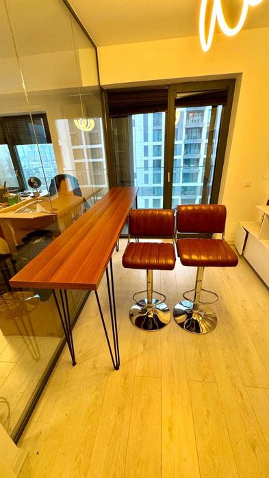 Masa bar + 2 scaune de piele pentru bar
