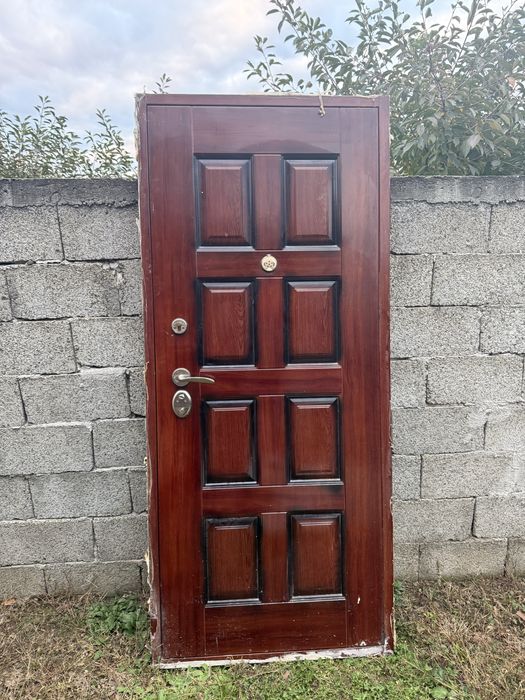 Ușă metalică de bloc sau curte