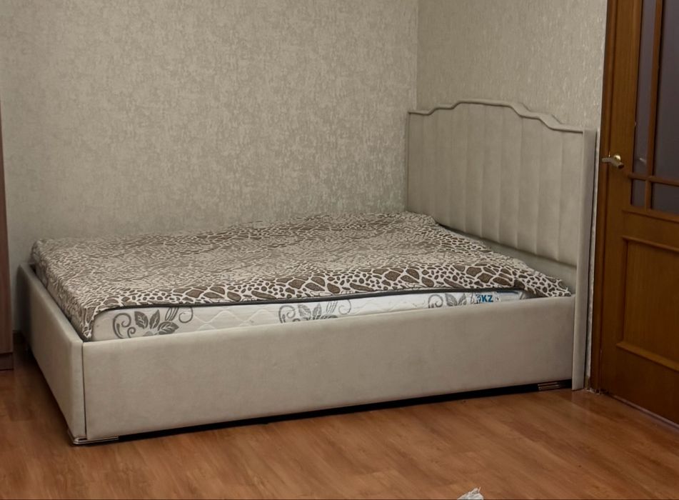 Двуспальная кровать