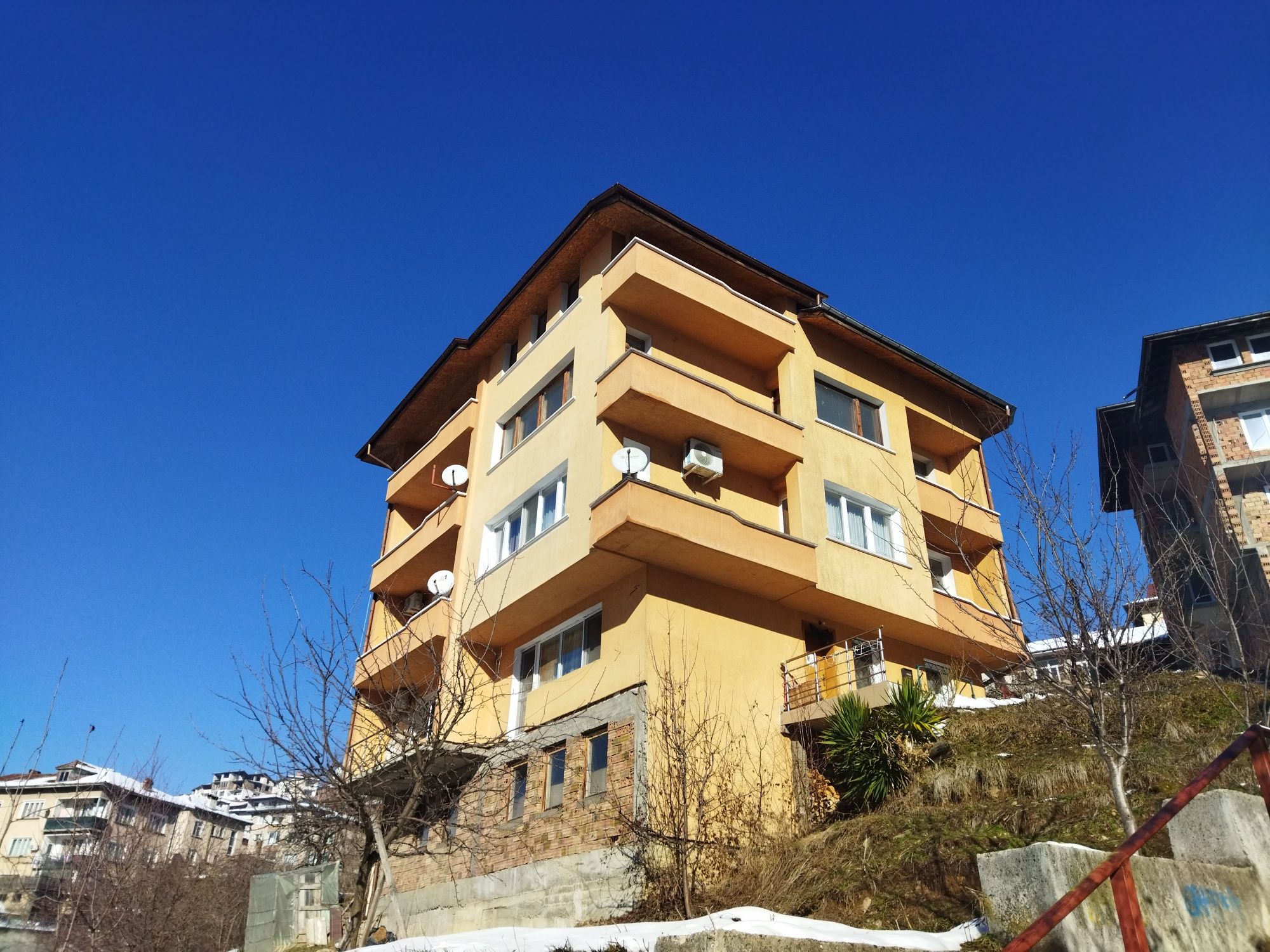 Продава панорамен етаж от къща в гр.Смолян