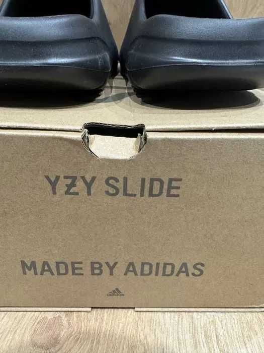 Чисто нови Yeezy Slides