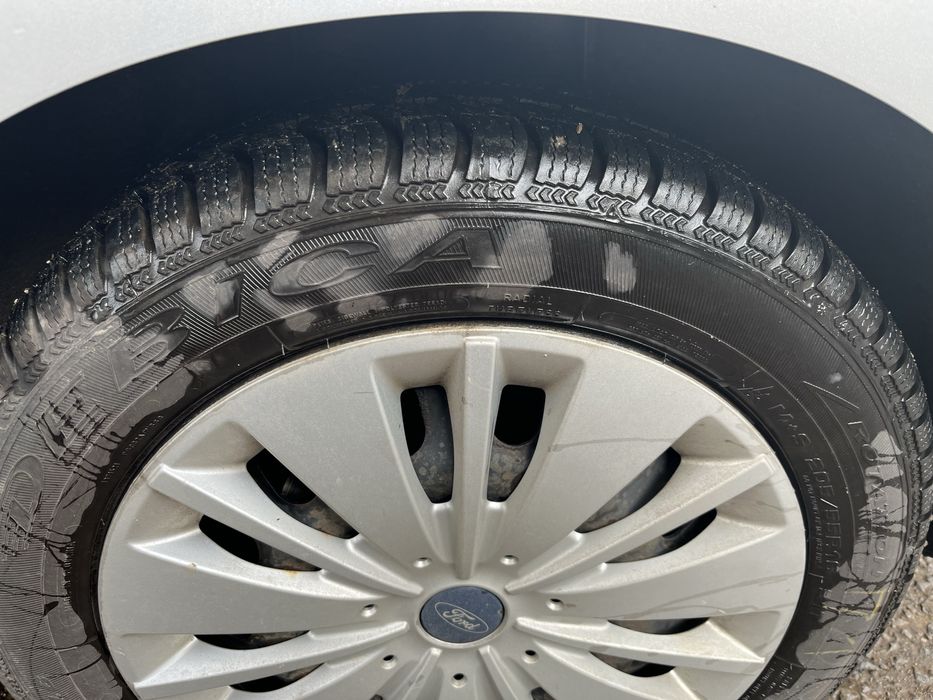 Продавал личния си автомобил безупречен Форд Фокус