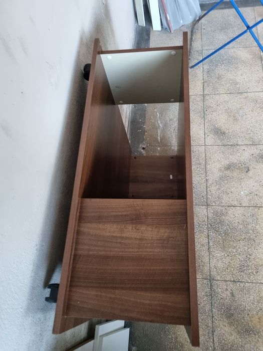 Masă de cafea maro pentru living cu role, stare excelentă