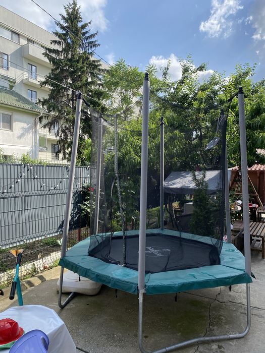 Trambulina hexagonala Dechatlon folosita foarte putin,2.40 m
