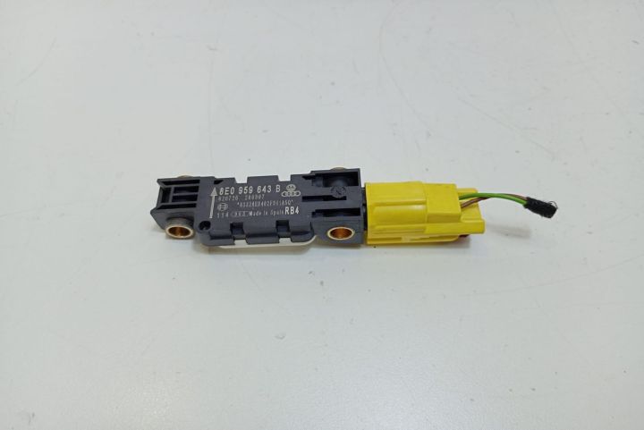 Senzor  impact 8E0959643B Audi A4 B7