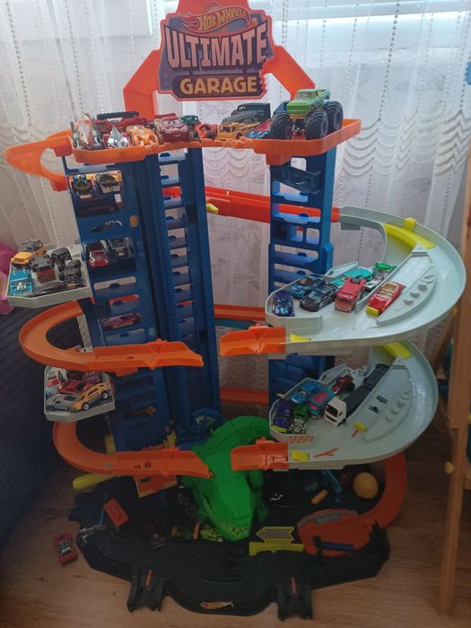 Hot wheels ultimate garage