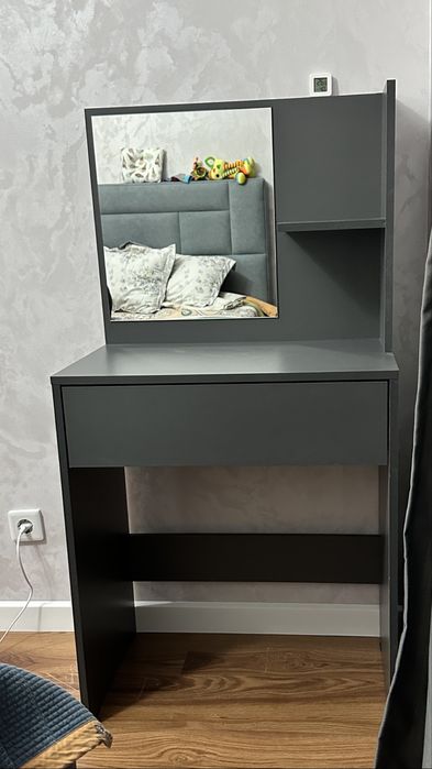 Туалетный стол с зеркалом