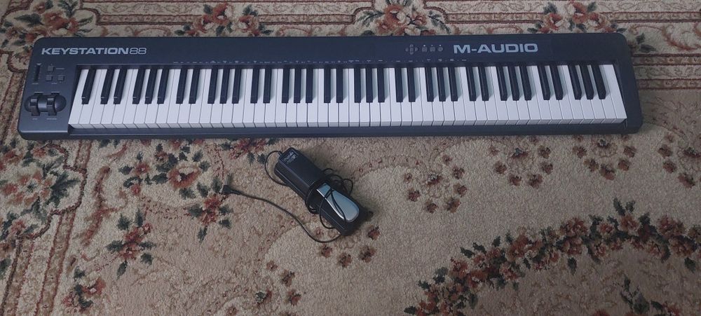 Продам midi клавиатуру в отличном состоянии