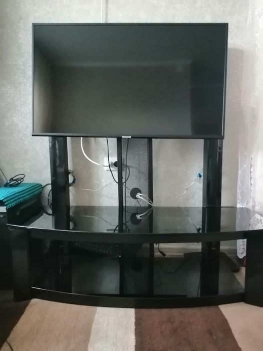 Продам полочку под телевизор стеклярная.