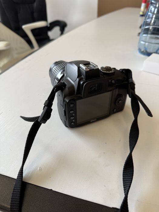 Камера Nikon D3000 с обектив в отлично състояние