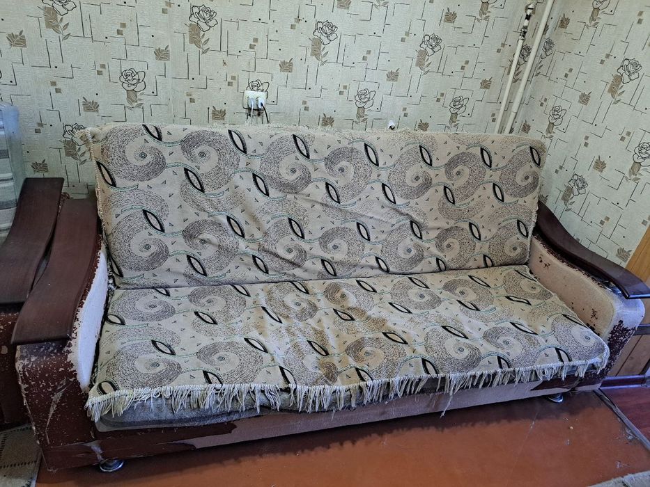 Отдам даром Диван .Требуется  рестоврация .